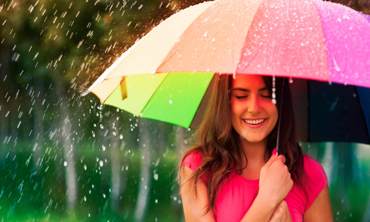 একে ঘাম আবার বৃষ্টির ফোঁটা, মেকআপ ঠিক রাখবেন কীভাবে?