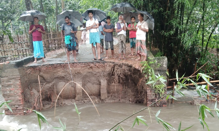 ভারী বৃষ্টিপাতে পঞ্চগড়ে ভেঙ্গে গেছে সড়ক, বিপাকে স্থানীয়রা