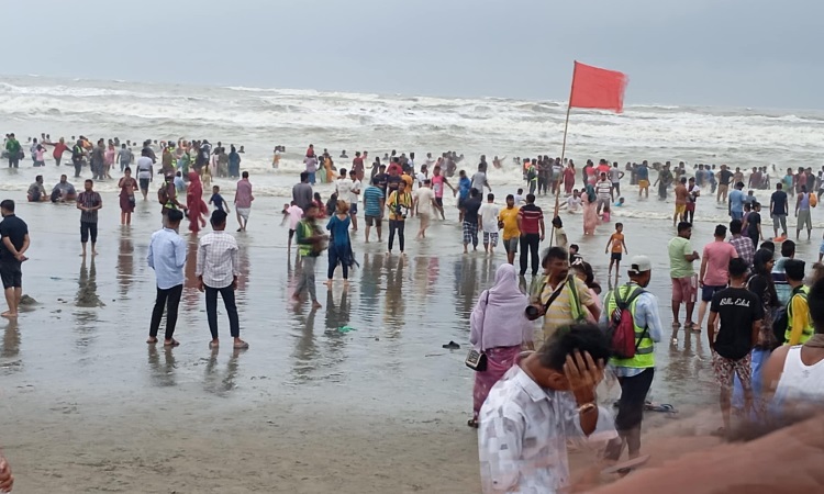 বৈরী আবহাওয়াতেও পর্যটকে মুখরিত কক্সবাজার সৈকত