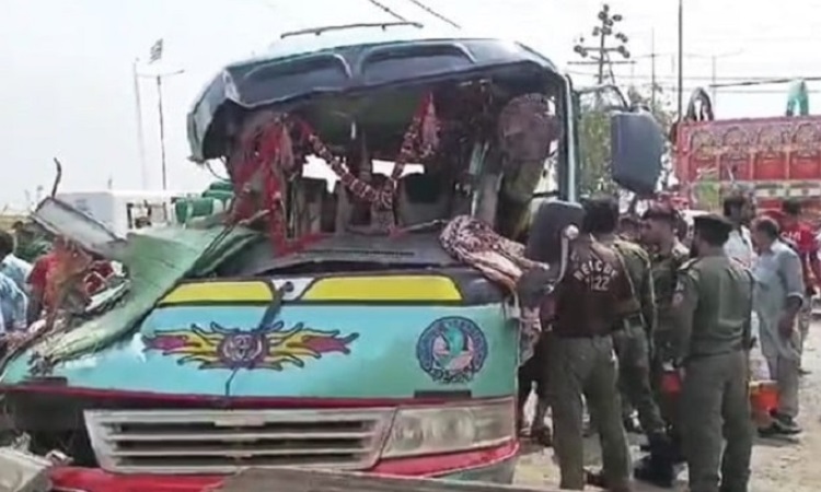 পাকিস্তানে যাত্রীবাহী বাস দুর্ঘটনায় নিহত ৭