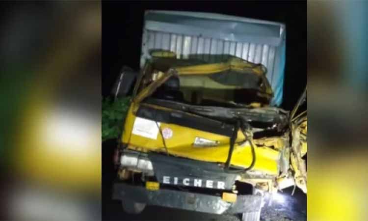 নন্দীগ্রামে দাঁড়িয়ে থাকা ট্রাকে কাভার্ডভ্যানের ধাক্কা, নিহত ২
