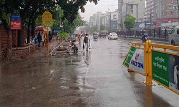 বৃষ্টির সকালে ঢাকার বাতাসে স্বস্তি