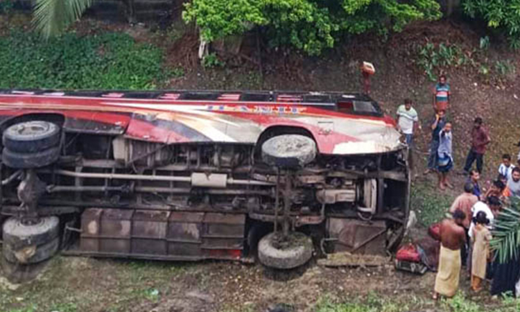 নড়াইলে হানিফ পরিবহনের যাত্রীবাহী বাস খাদে, আহত ৫