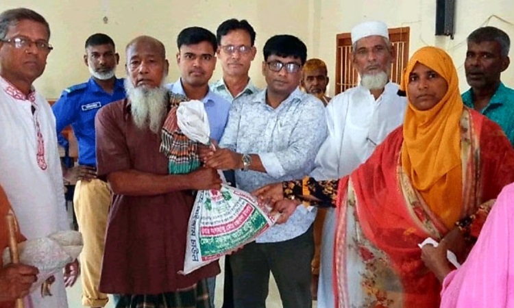 রাজশাহী পবার দর্শনপাড়া ইউপি’র জিআর চাল বিতরণ