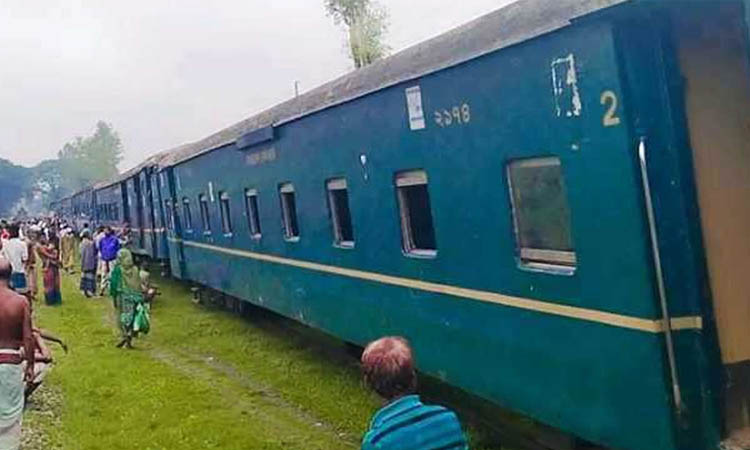 বগুড়ায় ‌‘ফোর নাইনটি কলেজ ট্রেনে’র দুই বগি লাইনচ্যুত