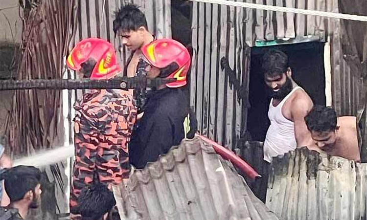 এক ঘণ্টার চেষ্টায় কড়াইল বস্তির অগ্নিকাণ্ড নিয়ন্ত্রণে