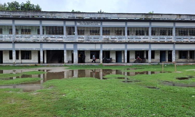 টাঙ্গাইলে উপবৃত্তি পাওয়া শিক্ষার্থীদের থেকে বেতন নেয়ার অভিযোগ