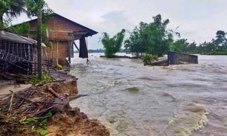 আসামে বন্যায় প্লাবিত ১৯ জেলা, পানিবন্দি ৬ লক্ষাধিক মানুষ