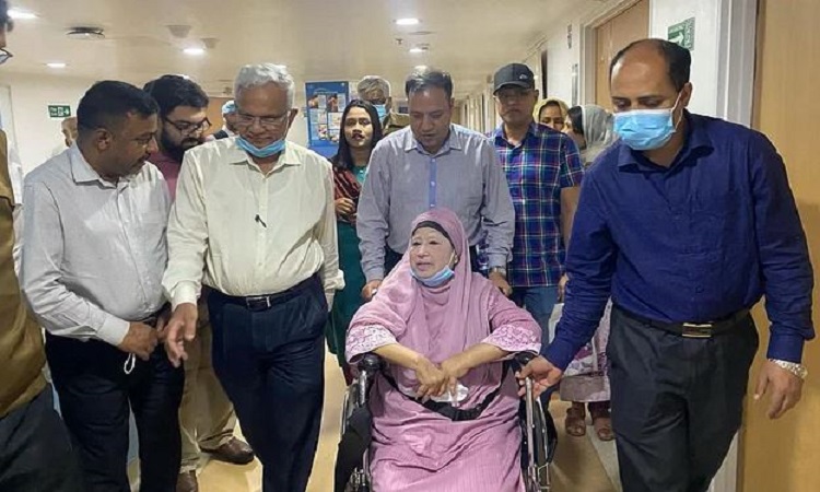 ১০ দিন পর হাসপাতাল ছাড়লেন খালেদা জিয়া
