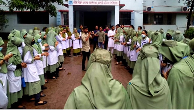 রামেবি নার্সিং অনুষদে ভয়াবহ সেশনজট, আন্দোলনে শিক্ষার্থীরা