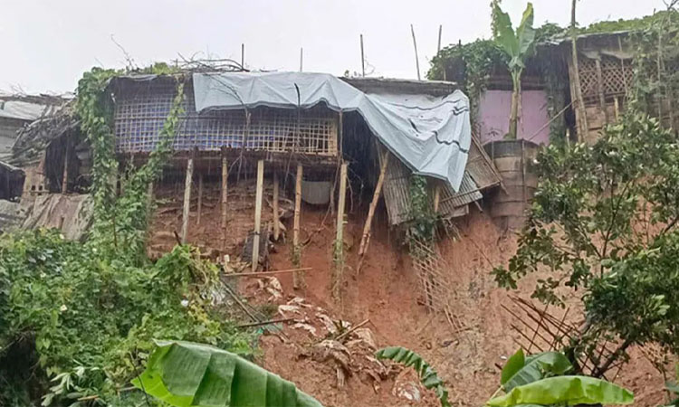রাতভর বৃষ্টিতে রোহিঙ্গা ক্যাম্পে পাহাড় ধস, নিহত ২