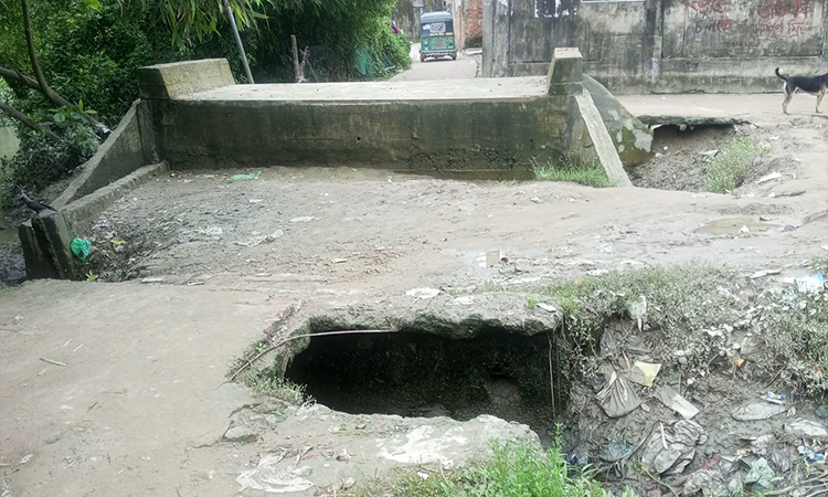 কর্ণফুলীতে দেড় কোটি টাকার কাজ ফেলে ঠিকাদার উধাও!