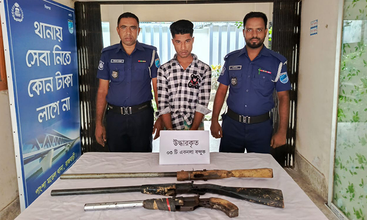 পাংশায় ৩টি বন্দুকসহ যুবক গ্রেফতার