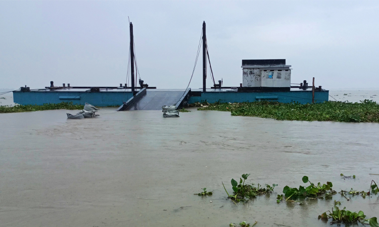 পানির নিচে সংযোগ সড়ক, চিলমারী-রৌমারী রুটে ফেরি চলাচল বন্ধ