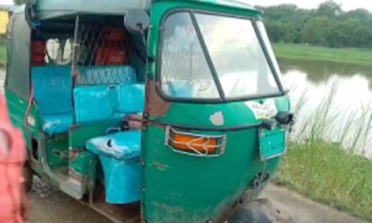 সরাইলে সিএনজিতে গ্যাস সিলিন্ডার, ঝুঁকিতে যাত্রীরা