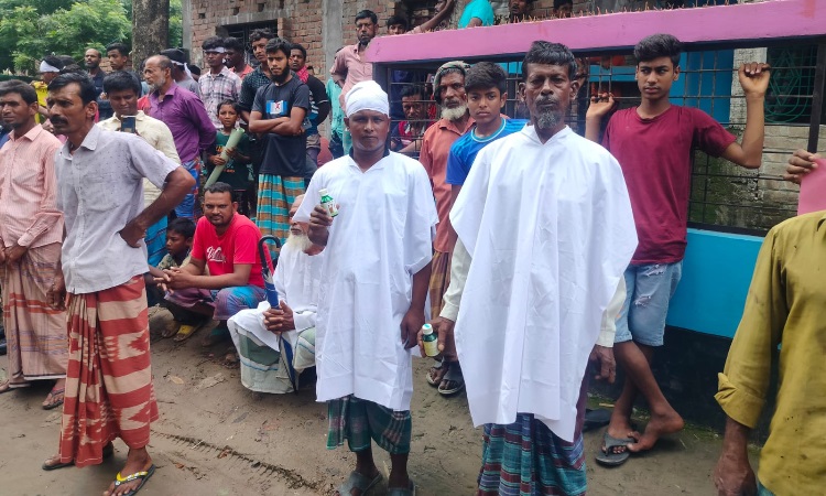 চুয়াডাঙ্গায় কাফনের কাপড় ও বিষের বোতল নিয়ে বিক্ষোভ