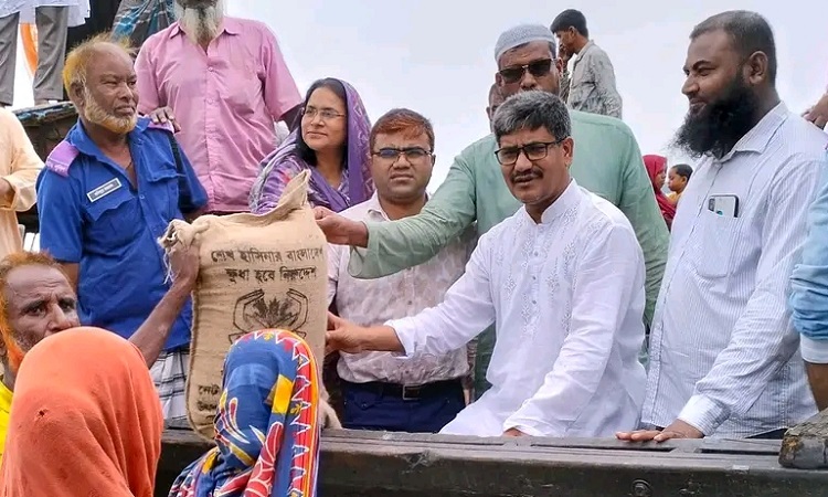 চিলমারীতে ৮শ বন্যার্ত পরিবারের মাঝে ত্রাণের চাল বিতরণ