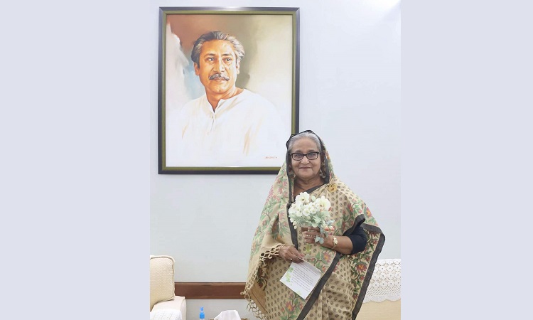 শেখ হাসিনাকে ‘ইকেবানা’ উপহার পাঠালেন বাবা হারানো জাপানি কন্যা