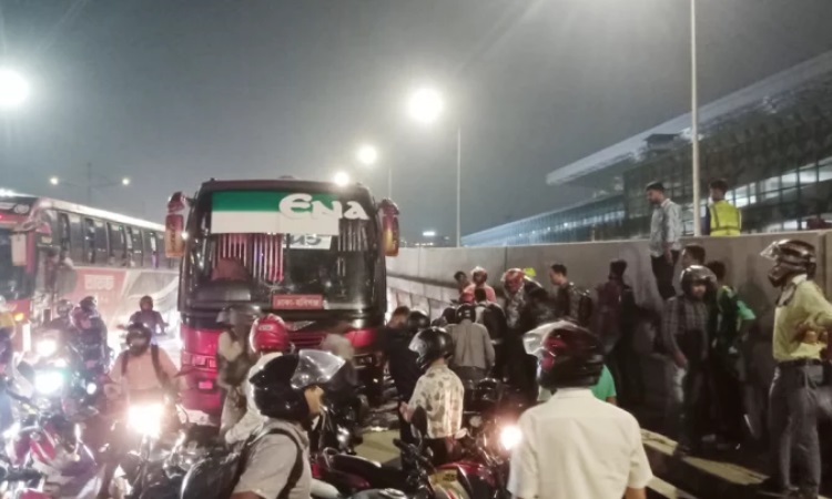 রাজধানীর বিমানবন্দরে বাসচাপায় মোটরসাইকেল চালক নিহত