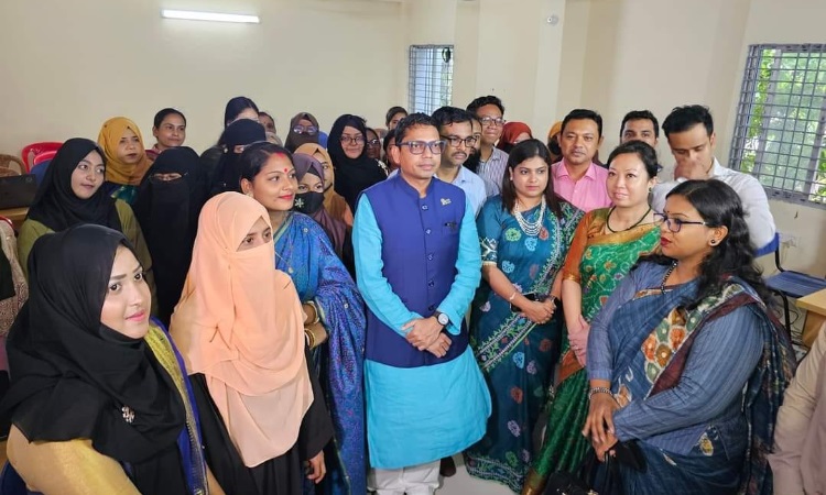 কক্সবাজারে নারীদের ল্যাপটপ প্রদানের প্রতিশ্রুতি পলকের
