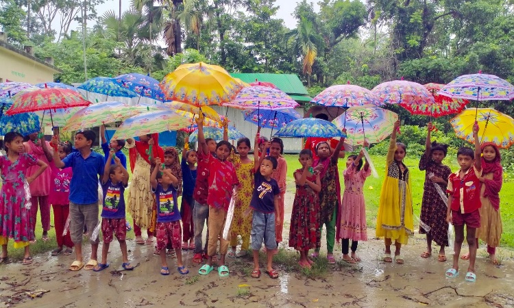 মঠবাড়িয়ায় জেলেপল্লীর সুবিধাবঞ্চিত শিক্ষার্থীদের মাঝে ছাতা বিতরণ