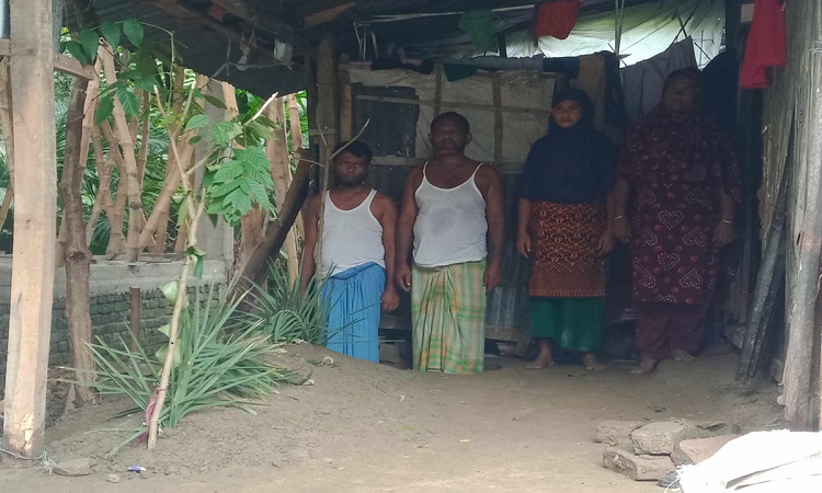 কবরস্থানে জায়গা না পাওয়ায় ঘরের বারান্দায় মায়ের দাফন