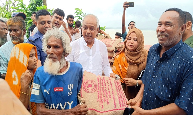 নদী ভাঙন রোধে ফেলা হচ্ছে জিও ব্যাগ, ক্ষতিগ্রস্ত পরিবার পেল খাদ্যসামগ্রী