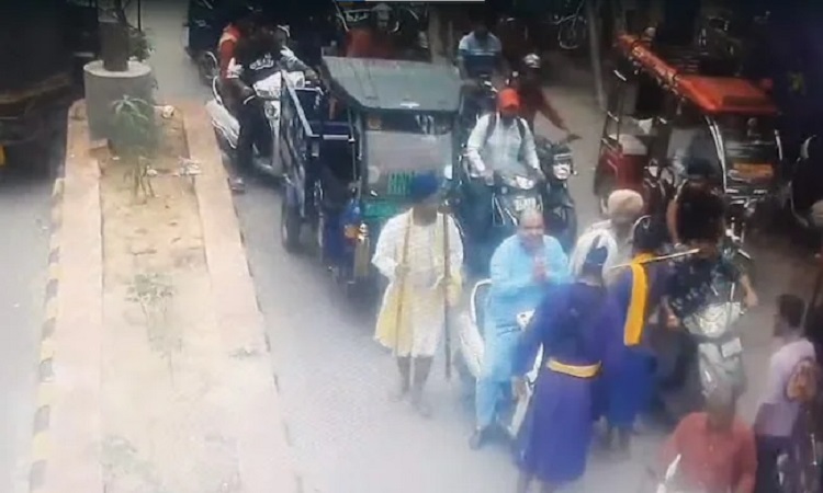 ভারতে শিবসেনা নেতার উপর প্রকাশ্যে হামলা