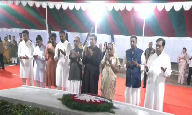জাতির পিতার সমাধিতে প্রধানমন্ত্রীর শ্রদ্ধা