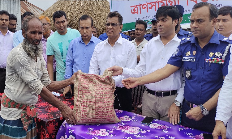 কুড়িগ্রামের উলিপুরে বিভাগীয় কমিশনারের ত্রাণ বিতরণ