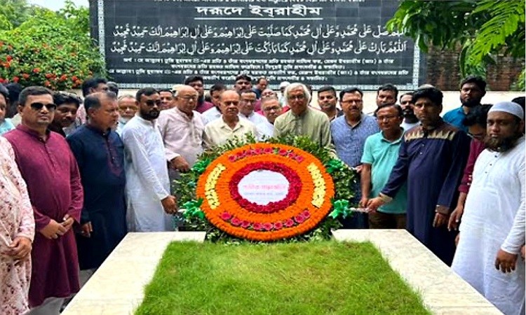 শহীদ কামারুজ্জামানের সমাধিতে পর্যটন মন্ত্রীর শ্রদ্ধা