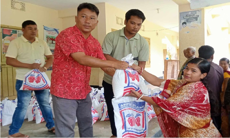 ইউপিডিএফ গণতান্ত্রিকের উদ্যোগে বন্যার্তদের মাঝে ত্রাণ বিতরণ