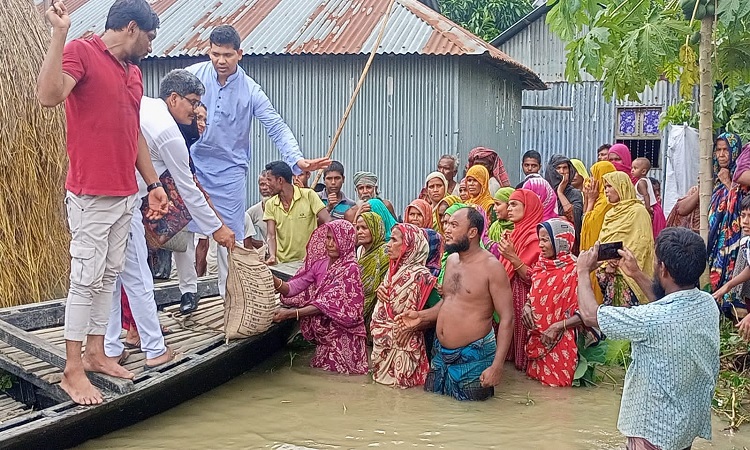 কুড়িগ্রামে বন্যা কবলিতদের মাঝে ত্রাণসামগ্রী বিতরণ