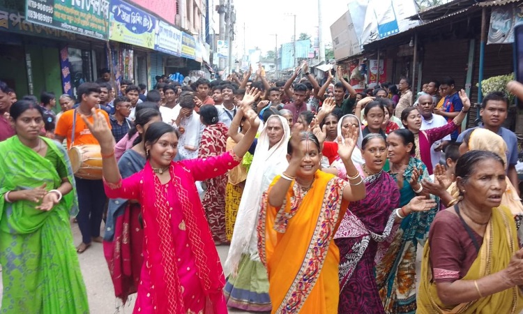 ফুলবাড়ীতে আনন্দ-উচ্ছ্বাসের মধ্য দিয়ে রথযাত্রা অনুষ্ঠিত