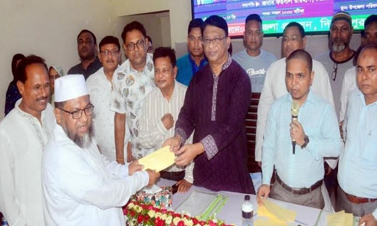 দিনাজপুরে সরকারি সুবিধাভোগীদের মাঝে অনুদানের চেক বিরতণ