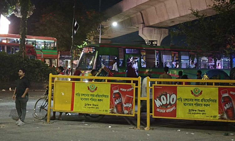 ৫ ঘণ্টা পর শাহবাগে যান চলাচল শুরু