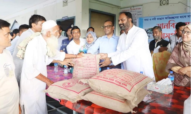 টাঙ্গাইলে বন্যা কবলিতদের মাঝে প্রধানমন্ত্রীর ত্রাণ বিতরণ