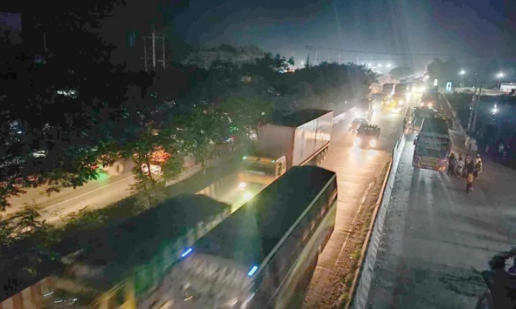 ৪ ঘণ্টা পর ঢাকা-চট্টগ্রাম মহাসড়কে যান চলাচল স্বাভাবিক