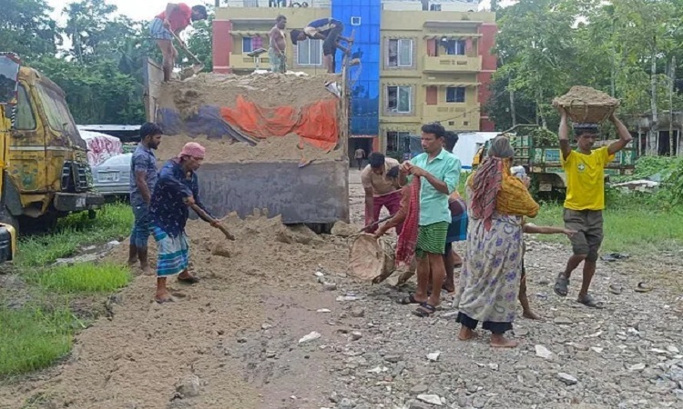 বালুভর্তি ট্রাকে ৩০০ বস্তা ভারতীয় চিনি, আটক ১