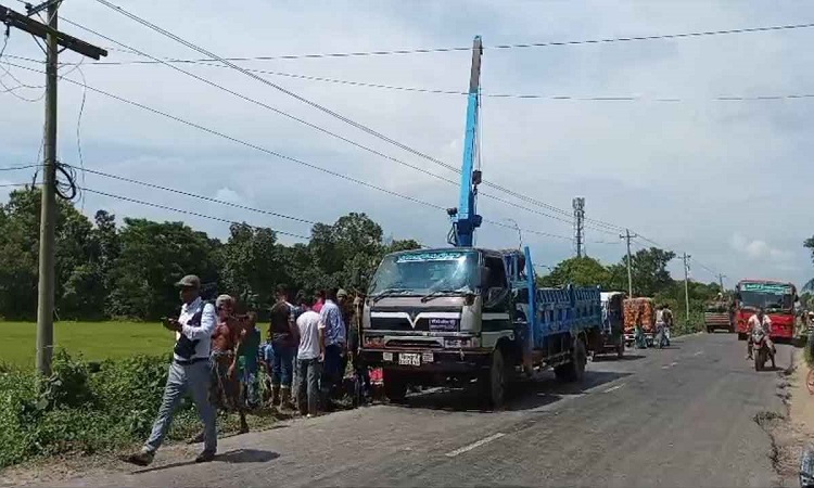 কসবায় বিদ্যুৎস্পৃষ্টে ক্রেনের ড্রাইভার-হেলপারের মৃত্যু