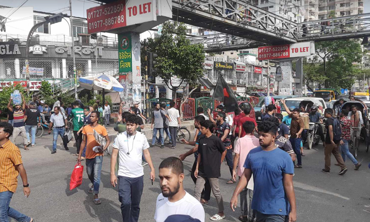 সায়েন্সল্যাবে ‘বাংলা ব্লকেড’, যান চলাচল বন্ধ