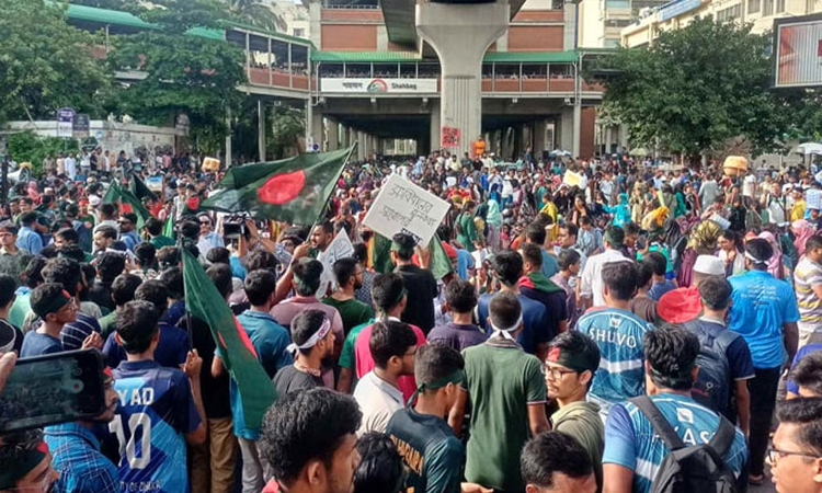 শাহবাগে শিক্ষার্থীদের ‘বাংলা ব্লকেড’, যান চলাচল বন্ধ