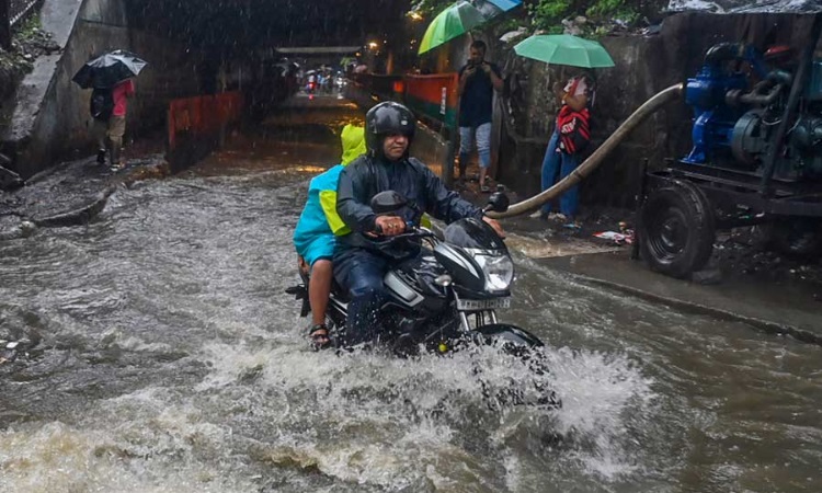 মুম্বাইয়ে ৩১৫ মিলিমিটার বৃষ্টি, অরেঞ্জ অ্যালার্ট
