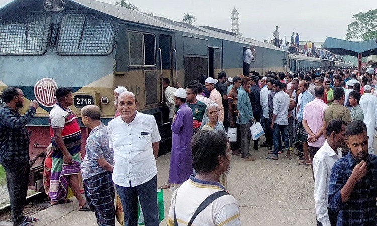 গাজীপুরে ট্রেনের ইঞ্জিন বিকল, দুর্ভোগে যাত্রীরা