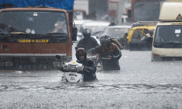 ভারি বৃষ্টিতে বিপর্যস্ত মুম্বাই, রেড অ্যালার্ট জারি