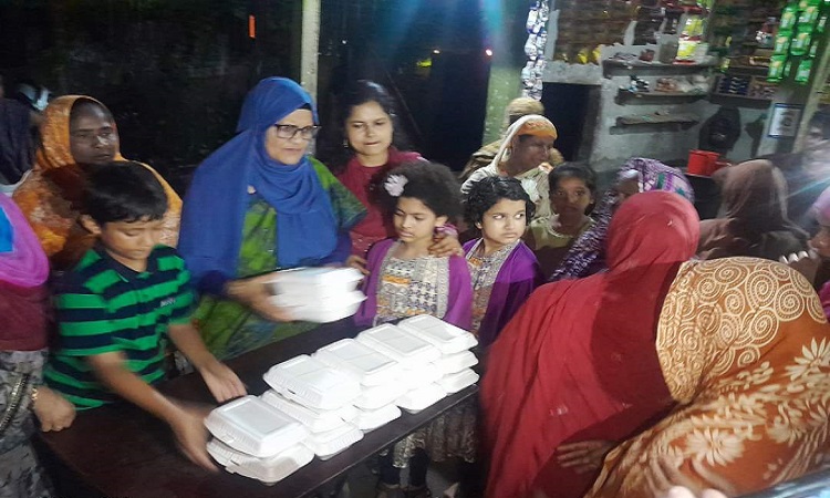 পঞ্চগড়ে পৌরসভায় পানিবন্দি মানুষের মাঝে ত্রাণ বিতরণ