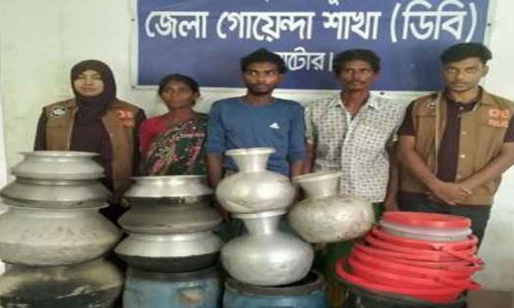 নাটোরে ৫৬৫ লিটার চোলাই মদ উদ্ধার, নারীসহ গ্রেফতার ৩