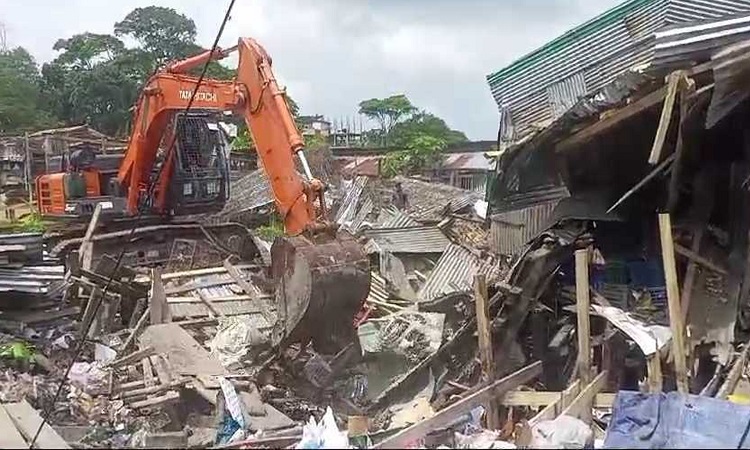 পটুয়াখালীতে শতাধিক অবৈধ স্থাপনা উচ্ছেদ