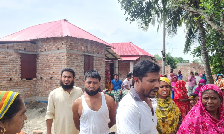 গুরুদাসপুরে আশ্রয়ণের ঘরের দাবিতে মামলা!