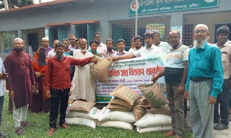 দৌলতপুরে বিনামূল্যে ধানের বীজ ও রাসায়নিক সার বিতরণ